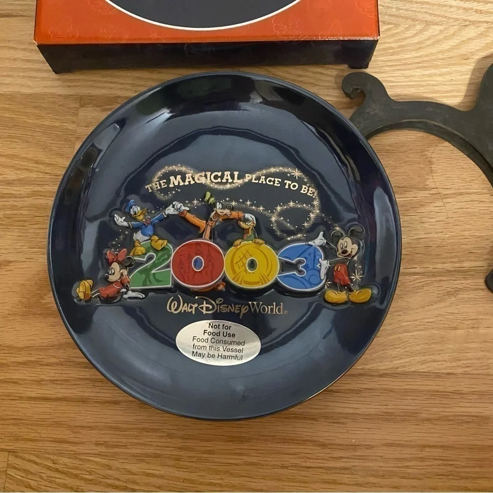 Walt Disney World 2003 Collector’s Plate NEW The Magical Place to Be Mickey